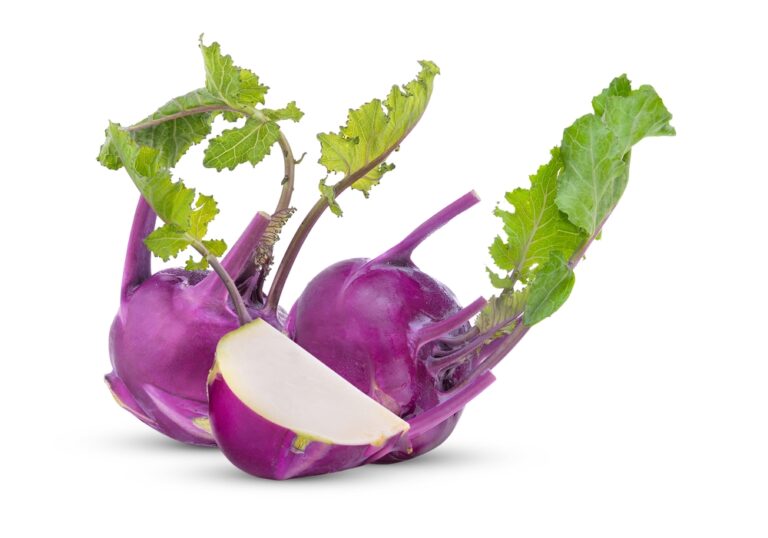 kålrabi på hvid baggund